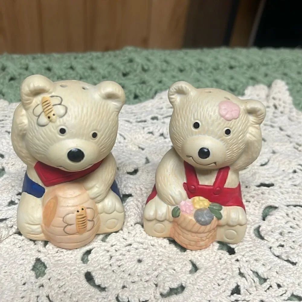 Vintage Cute Mama and Papa Bear Ceramic salt and pepper shakers